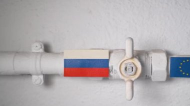 Rusya ile Avrupa Birliği arasındaki enerji kesintisini sembolize eden ev hattı. Soldan sağa dönüyor ve seçici odaklanıyor. Dünya enerji krizi, gaz ambargosu veya Rusya gibi kavramlara uygundur