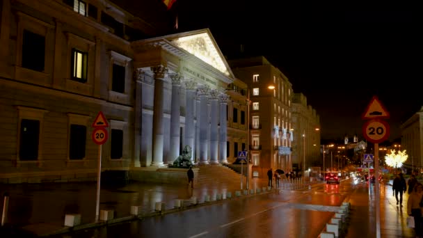 夜にマドリード スペインの議員会や議員会の外観 — ストック動画
