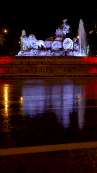 シベレスの泉は ギリシャの不妊の女神キュベレまたはセレスにちなんで名付けられ スペインで最も重要なマドリードのシンボルの1つと見なされています 垂直ビデオ — ストック動画