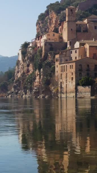 Cidade Velha Miravet Com Castelo Templar Topo Rio Ebro Fluindo — Vídeo de Stock