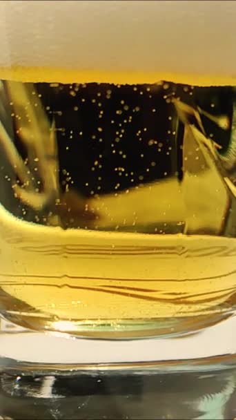 Äkta Ölglas Med Bubblor Närbild Slow Motion — Stockvideo