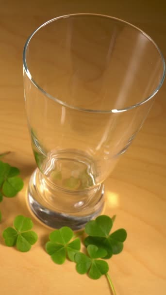 Склянка Пивного Пива Заповнюється Придатний Дня Святого Патрика Щасливий Шарм — стокове відео