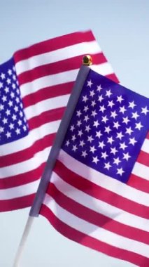 ABD ulusal bayrağı dalgalanıyor. 4 Temmuz, bayrak günü, ulusal gün ya da anma günü gibi vatansever ve Amerikan ulusal bayramları için harikadır. Yavaş çekim ve dikey video