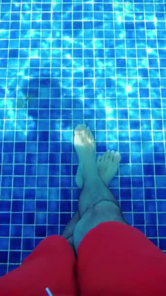 Çıplak Ayak Açık Mavi Yüzme Havuzunda Altında Rahatlıyor Güneş Işığı — Stok video