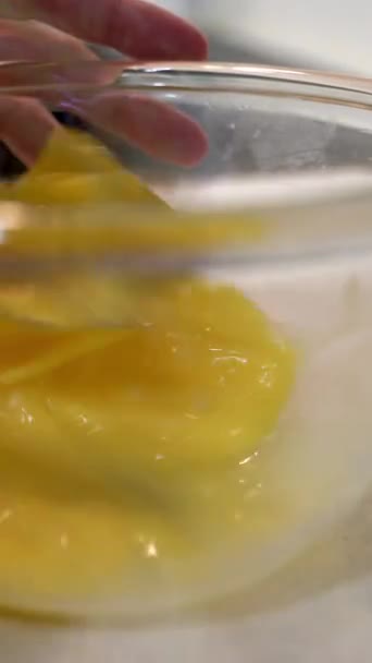 雌性手用勺子在碗里打蛋 垂直镜头 — 图库视频影像