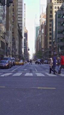 New York, ABD. Kasım 2019: Lexington Bulvarı ve 42. Cadde 'deki yaya geçidinden geçenler. New York, Birleşik Devletler. Dikey görüntüler