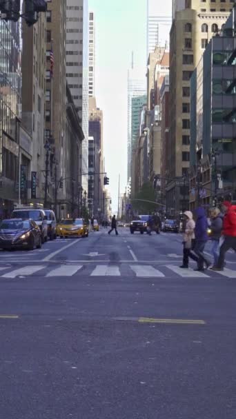 2019年11月 穿过列克星敦大道和42街的人行横道 New York City United States 垂直镜头 — 图库视频影像