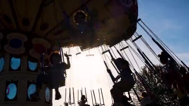 Sagome Bambini Sella Una Sedia Swing Ride Vista Retroilluminata Rallentatore — Video Stock