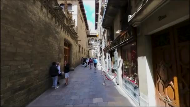 在巴塞罗那哥特式区的主教大街上行走 经过主教桥或德尔比斯桥 — 图库视频影像