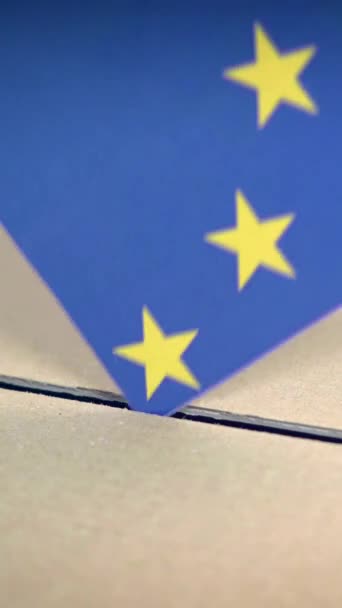 欧洲联盟的选举 在投票箱投票 一只手把欧盟旗的选票放在投票箱里 垂直录像 — 图库视频影像