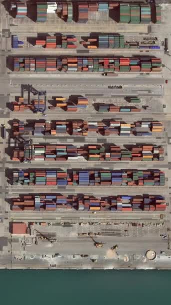 国际集装箱码头的空中俯瞰 适用于商务进出口物流和国际集装箱船在公海运输 垂直录像 — 图库视频影像