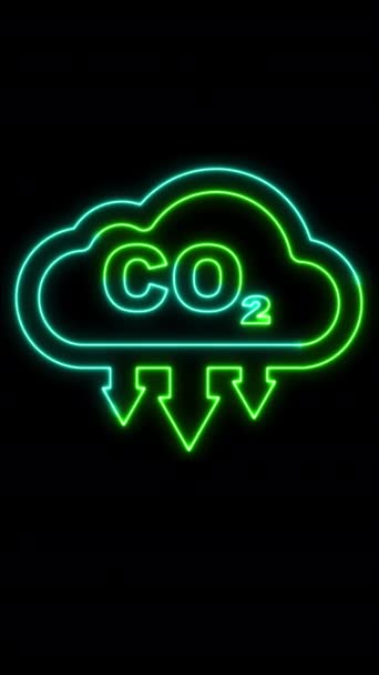 暗い背景に明るいネオンライトでレンダリングされたCo2削減シンボル 垂直ビデオ このシンボルは 人類が炭素排出を減らすために緊急の必要性を表しています — ストック動画