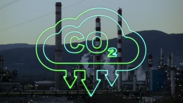 Símbolo Icônico Redução Co2 Exibido Frente Fundo Uma Refinaria Petróleo — Vídeo de Stock