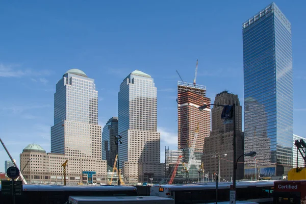 建設労働者は2008年にニューヨークのロウアー マンハッタンに近代的な超高層ビル ワールド トレード センター を建設した — ストック写真