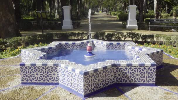 在塞维利亚玛丽亚路易莎公园的宁静环境中 一个平静的视频记录了一个五彩缤纷的安达卢西亚喷泉的美丽 — 图库视频影像