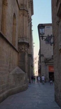 Barselona, İspanya. Ağustos 2022: Barcelona 'daki nefes kesici Katedral' in yanında Condes Caddesi 'nde yürüyen insan ve turistlerin dikey görüntüsü. Meşhur Gotik Bölge 'nin PArt' ı.