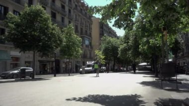 Barselona, İspanya. 10 Mayıs 2023: Güneşli bir sabahta Rambla Catalunya 'nın yavaş çekim görüntüsü.