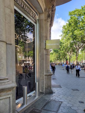 Barcelona, İspanya - 10 Mayıs 2023 Paseo de Gracia caddesindeki yeni bir Tiffany mağazasının önünde dükkanın önünden geçen yayalar var. Barcelona 'daki yeni Tiffany mağazası Gaudi' nin