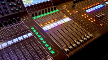 Retroışıklandırılmış düğmeleri olan bir ses tablosunun yakın görüntüsü. Müzik prodüksiyonu veya DJ ile ilgili projeler için ideal.