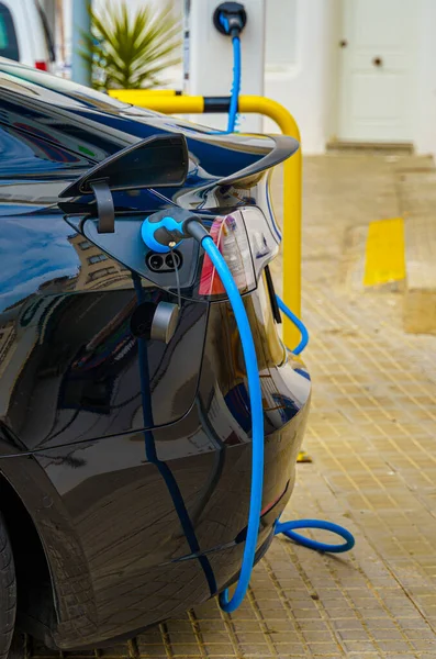 アクセシブルな充電インフラを活用しながら電気自動車を見ることで 純排出量ゼロに一歩近づくことができます — ストック写真