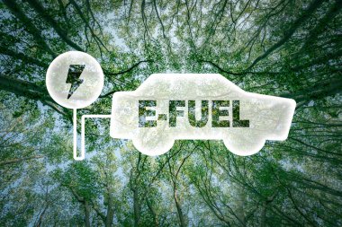 Arkasında e-yakıt kelimesi ve yemyeşil bir orman olan bir arabanın simgesi. Sıfır emisyon, e-yakıt, dairesel ekonomi ve net CO2 emisyonu olarak kavramlara uygundur.