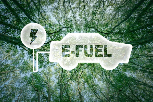 Arkasında e-yakıt kelimesi ve yemyeşil bir orman olan bir arabanın simgesi. Sıfır emisyon, e-yakıt, dairesel ekonomi ve net CO2 emisyonu olarak kavramlara uygundur.