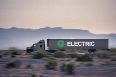 Elektrikli mesaj taşıyan bir kamyon yolda. Çevre dostu ve elektrik destekli ulaşım kavramı