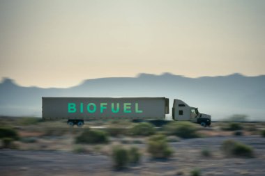 Biyoyakıtı olan bir kamyon yolda. Çevre dostu, sürdürülebilir, biyoyakıt, e-yakıt veya sentetik yakıtlar taşımacılık kavramında alternatif