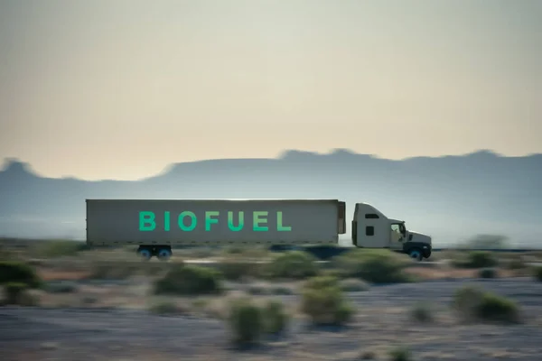 Camion Sulla Strada Con Testo Biofuel Ecocompatibili Sostenibili Biocarburanti Fuel — Foto Stock