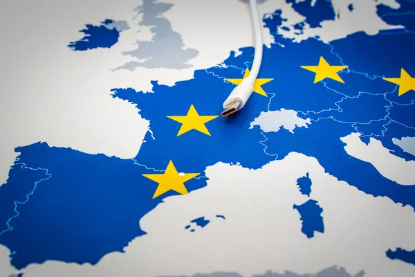 Cable Usb Sobre Mapa Europeo Con Bandera Que Simboliza Directiva — Foto de Stock
