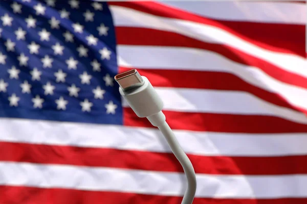 以美国国旗为背景的Usb C电缆 象征着制定通用充电器标准的战略 — 图库照片