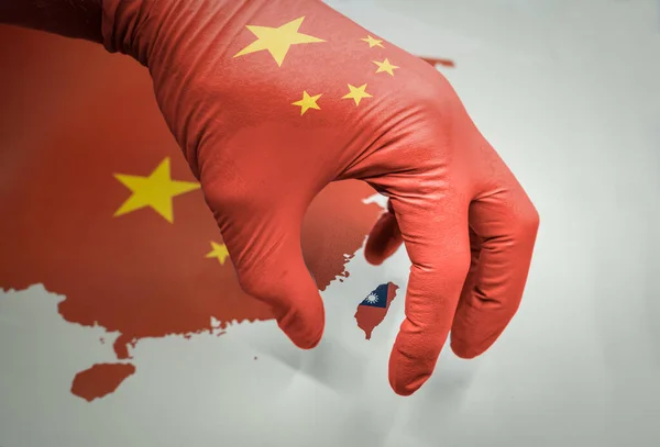 手拿一只中国国旗色的手套 占领台湾岛 中国与台湾的关系和不断上升的争端 — 图库照片