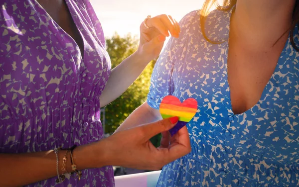 匿名のレズビアンカップルは虹の色と心を共有しています Lgbtレズビアンカップルの愛の瞬間と幸福の概念 — ストック写真