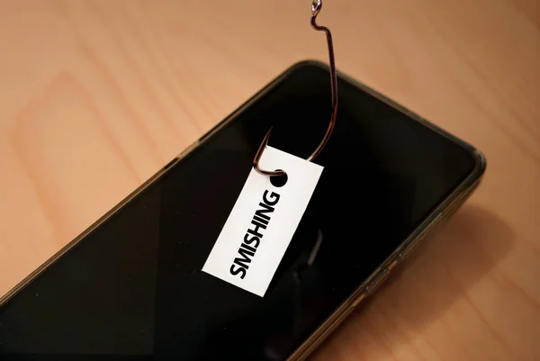 Fishhook Robando Pedazo Papel Con Palabra Smishing Encima Smartphone Phishing —  Fotos de Stock