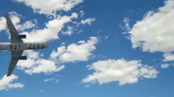Samolot Szybuje Niebie Wyróżniającą Się Etykietą Saf Fly Net Zero — Wideo stockowe