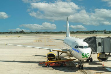 SAF mesajı ve sıfır emisyonu olan ticari uçaklar havaalanında. Sıfır emisyon, SAF veya Sürdürülebilir Havacılık Yakıtı, Dairesel ekonomi ve netCO2 emisyonları olarak kavramlara uygundur.