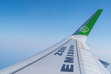 Sıfır emisyonlu ve CO2 azaltma ikonlu ticari uçak kanadı. Sıfır emisyon, SAF veya Sürdürülebilir Havacılık Yakıtı, Dairesel ekonomi ve netCO2 emisyonları olarak kavramlara uygundur.