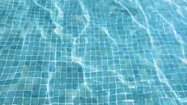 Čistě Modrá Průsvitná Voda Pruhy Světla Slunce Bazénu Letní Luxusní — Stock video