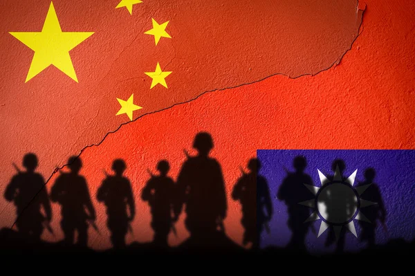 中国和台湾的国旗画在有士兵影子的水泥墙上 中国与台湾战争与冲突概念 — 图库照片
