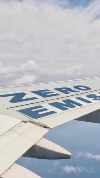 Vertikale Ansicht Einer Tragfläche Eines Verkehrsflugzeugs Mit Null Emissionen Geeignet — Stockvideo