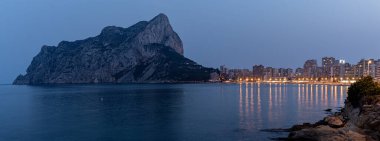 Calpe 'deki Ifach Kayası. Mavi saat boyunca Akdeniz