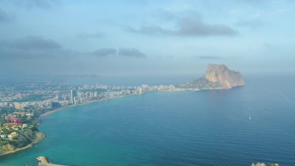 Antenn Och Panoramautsikt Över Bukten Calpe Med Medelhavet Bakgrunden — Stockvideo