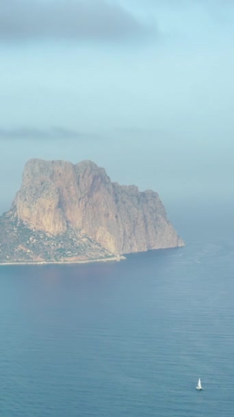 Vista Aérea Vertical Bahía Calpe Con Mar Mediterráneo Fondo Movimiento — Vídeo de stock