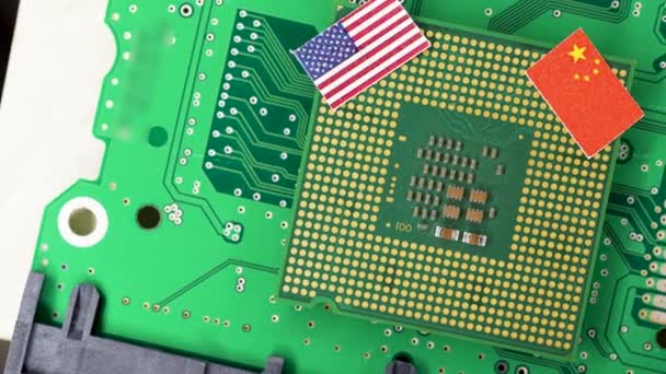 Motherboard Mit Mikrochip Und Nationalflaggen Von China Und Den Usa — Stockvideo