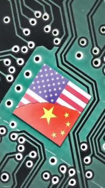ABD ve Çin bayrağı mikroişlemci, işlemci ya da anakart üzerinde GPU mikroçipi. Birleşik Devletler ve Çin teknoloji savaşını sembolize ediyor. Yapay zeka çiplerinin Çin 'e satışını kısıtlıyor. Dikey görünüm