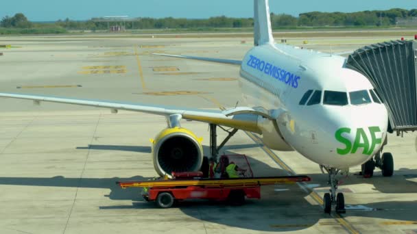 Aeronaves Comerciales Aeropuerto Con Texto Saf Cero Emisiones Adecuado Para — Vídeos de Stock