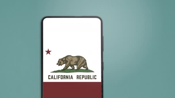 Usb Kabel Och Smarthone Med Kaliforniens Flagga Kalifornien Den Första — Stockvideo