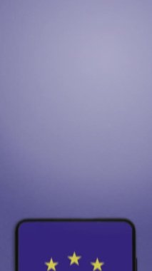 USB-C kablosu ve Avrupa Birliği Bayrağı ekranda Ortak Şarj direktifini sembolize eden bir akıllı telefon. Toplumdaki tarihi bir yasa sadece USB-C uyumlu elektronik cihazları zorunlu kılar.