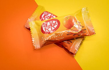 Barselona, İspanya. 1 Eylül 2023: Nestle Japon Kitkat Portakallı Çikolata aromalı Kitkat Kitkat. KitKat, Kitto Katsu terimine benzediği için Japonya 'da en çok satılan çikolata.