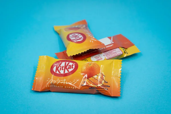 西班牙巴塞罗那 2023年9月1日 雀巢日本小猫咪橙巧克力味小猫咪 Kitkat 是日本销量最高的巧克力品牌 因为它与 Kitto Katsu 这个词有相似之处 — 图库照片